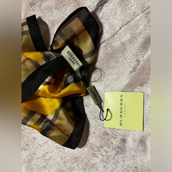 Nwt Burberry “PRINT” Pashmina 100%silk - Picture 12 of 12